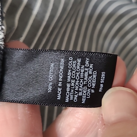 Express Black & White Striped V-neck Button-up Shirt size Medium - Picture 5 of 7